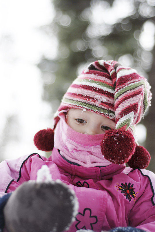 孩子在雪中玩耍