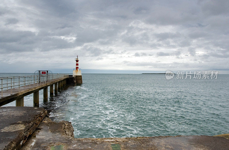码头码头灯塔对海