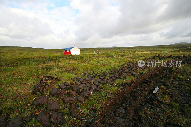 偏远的泥炭割草机小屋