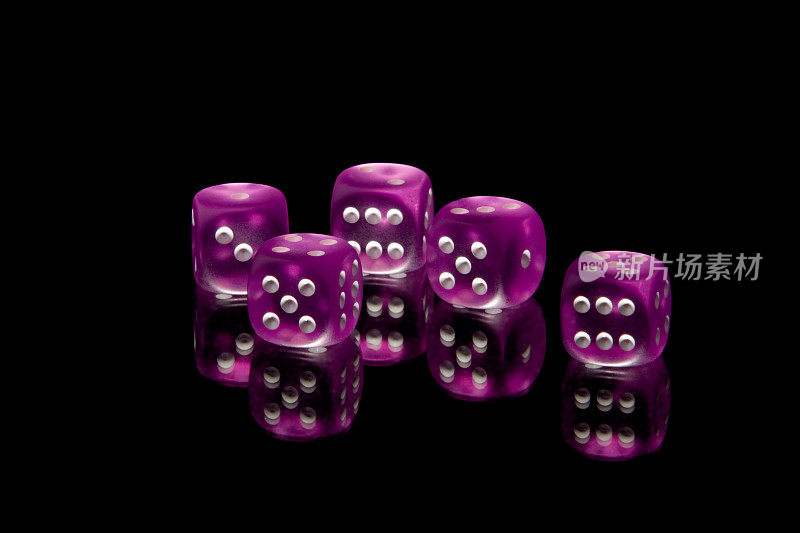 黑色背景下的紫色骰子