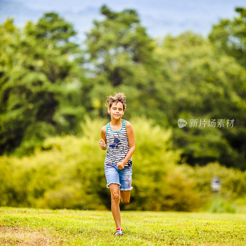 女孩在夏天的公园里跑步