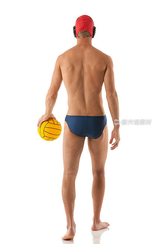水球运动员抱着一个球的后视图