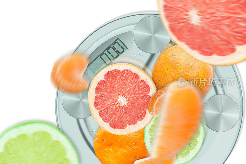 柑橘饮食的概念。落在天平上的水果。