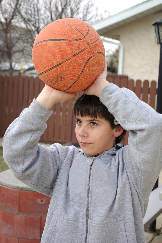小男孩练习篮。