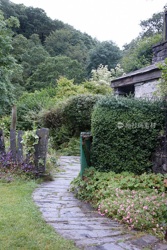 乡间小屋外潮湿的石径