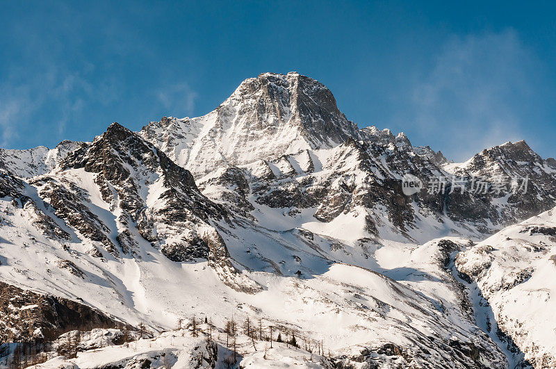 白雪皑皑的山峰