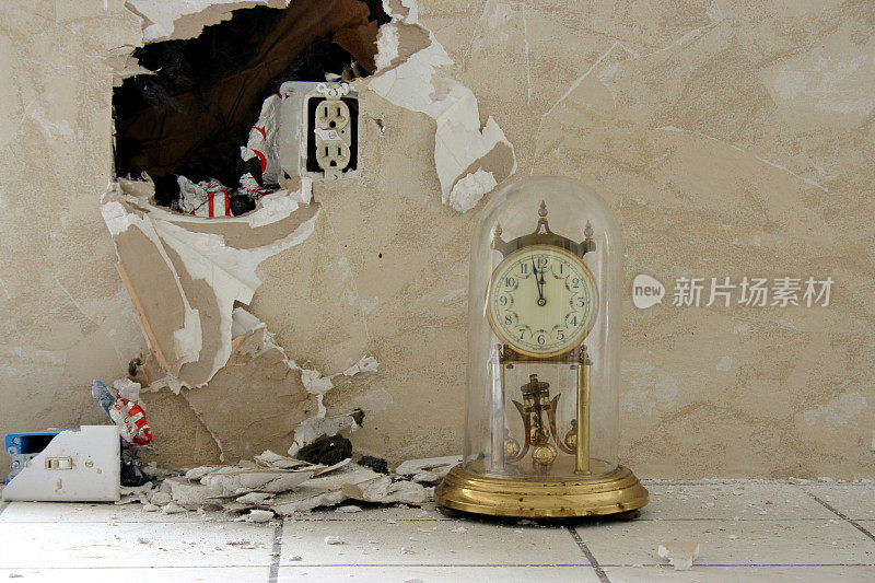 摇摇欲坠的墙前的旧钟