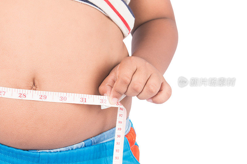 用卷尺测量男孩肥胖的身体腹部