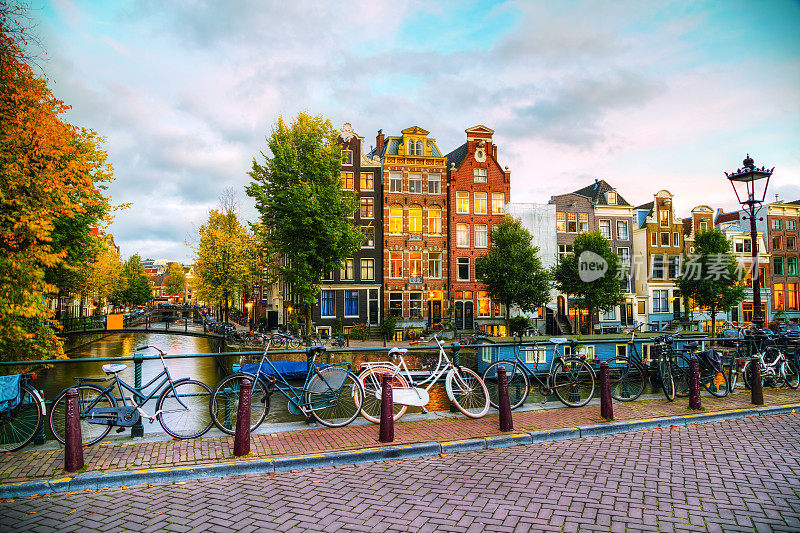 阿姆斯特丹的城市景观有运河和桥梁