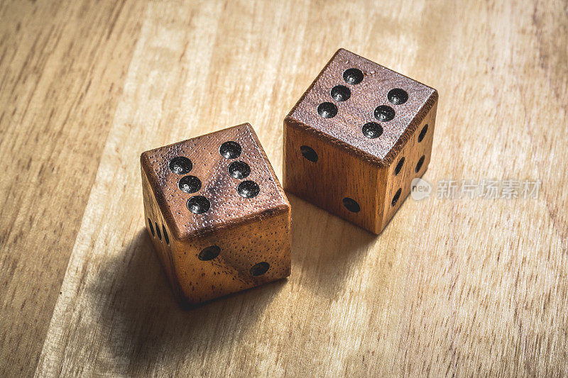 桌子上有两个木制骰子，数字是6。