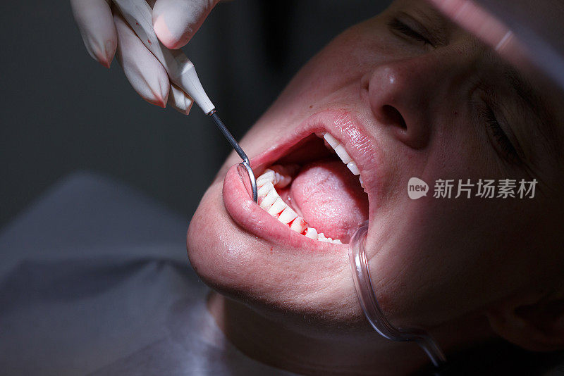 牙科诊所的妇女