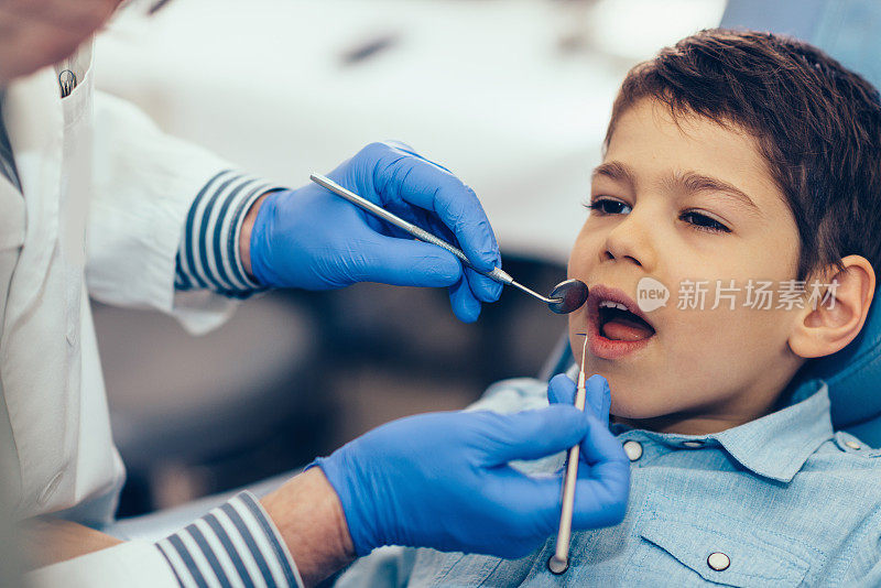 小男孩正在定期检查牙齿