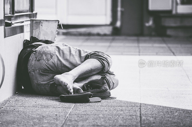 无家可归的人睡在街上