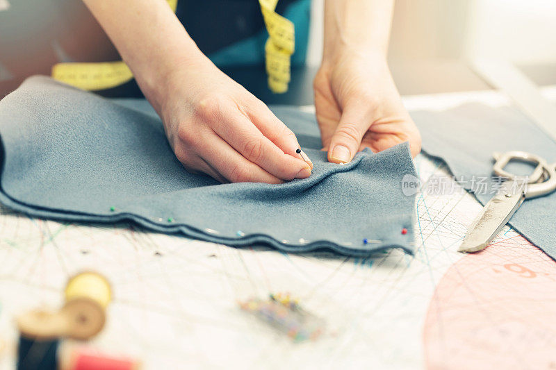 裁缝用缝纫大头针在织物上做标记