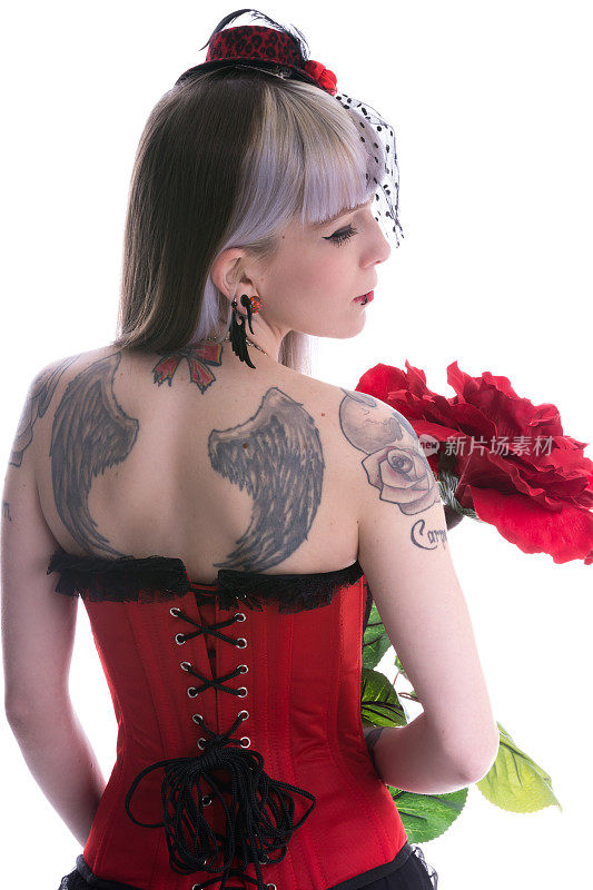 后视图轮廓的纹身女人与大玫瑰。