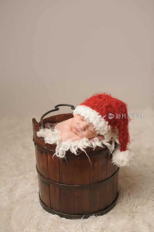 新生儿睡在古董桶里