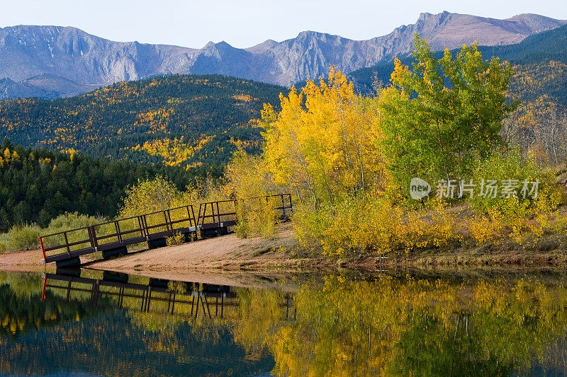 秋天的白杨在水晶溪水库派克峰