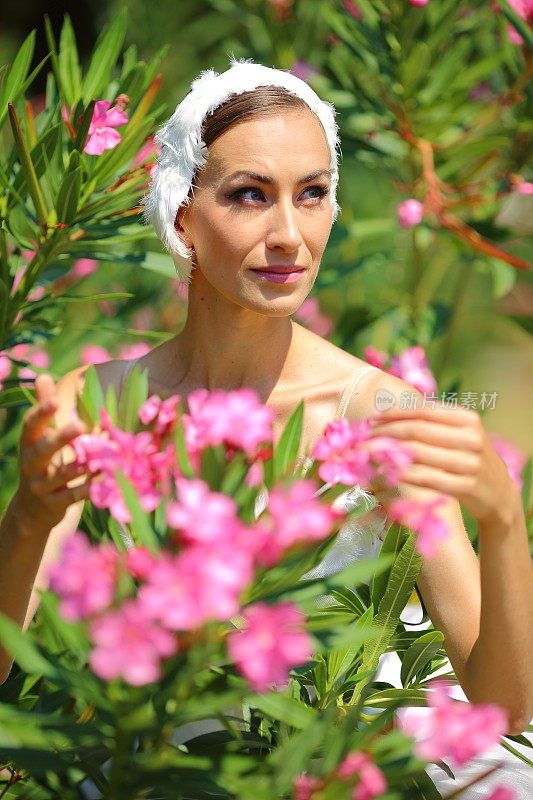 一个用鲜花装饰的芭蕾舞女演员的肖像