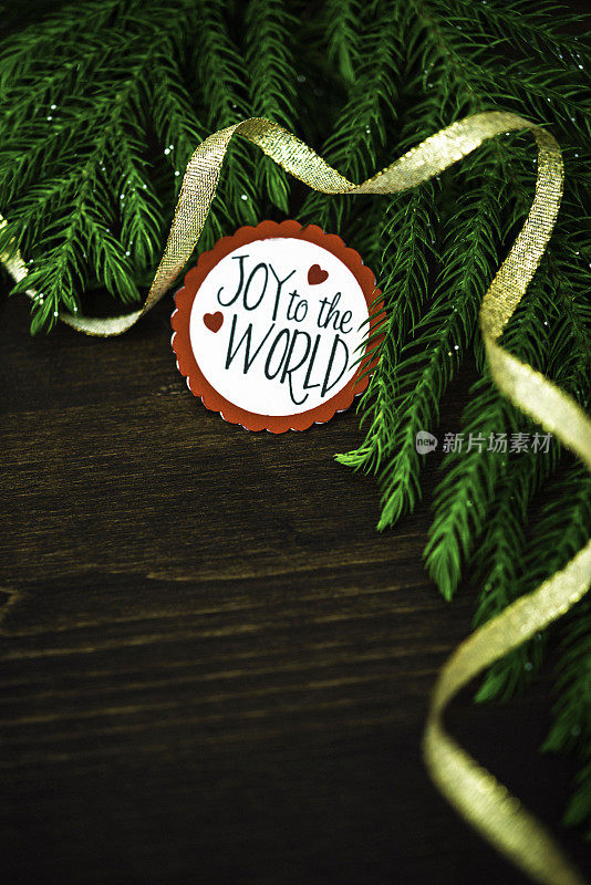 用彩带和圣诞树树枝装饰的圣诞装饰