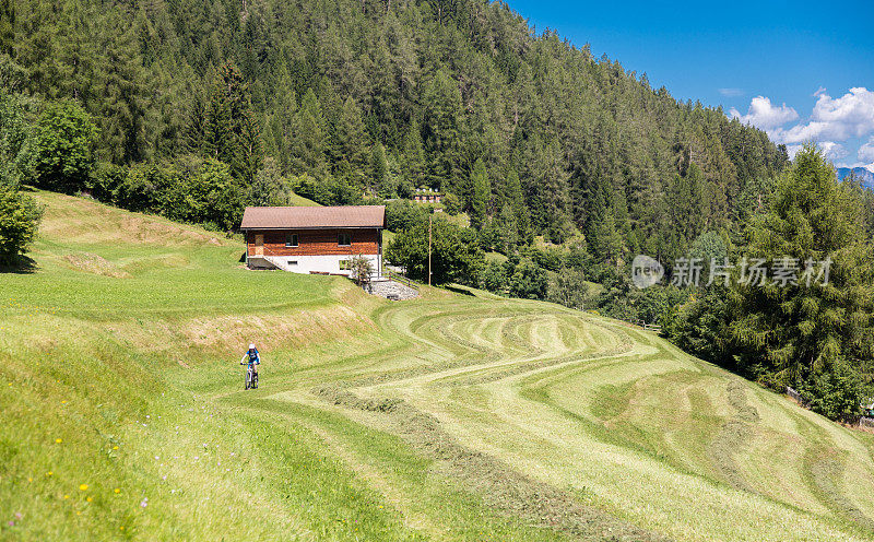 在Graubünden广东，瑞士的农村山地自行车