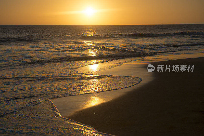 冬季马斯帕洛马斯海滩上的日落