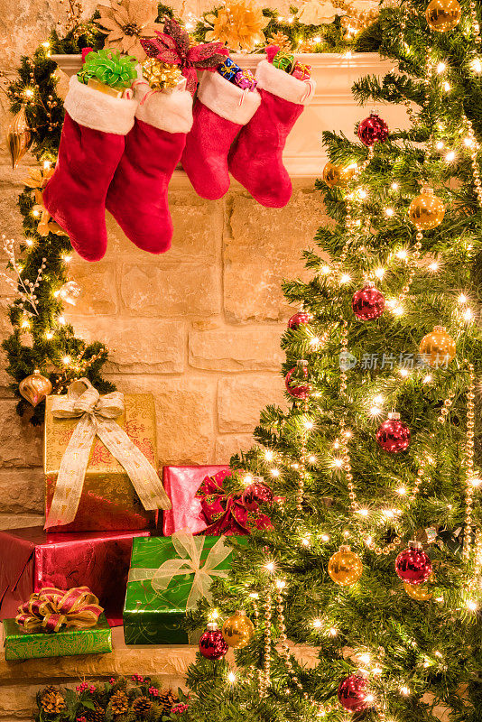圣诞袜、礼物、圣诞树、壁炉架、花环、有拷贝空间