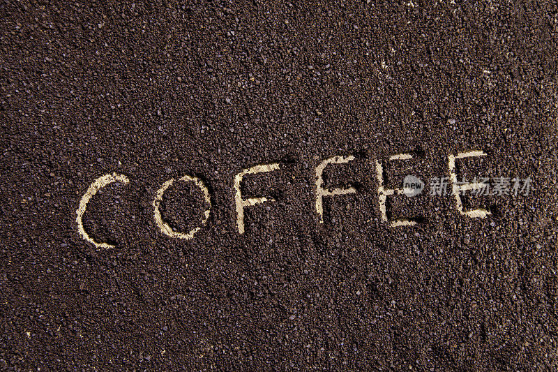 “coffee”这个词被拉进磨碎的咖啡豆里
