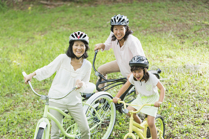 多代同堂的亚洲家庭，骑自行车