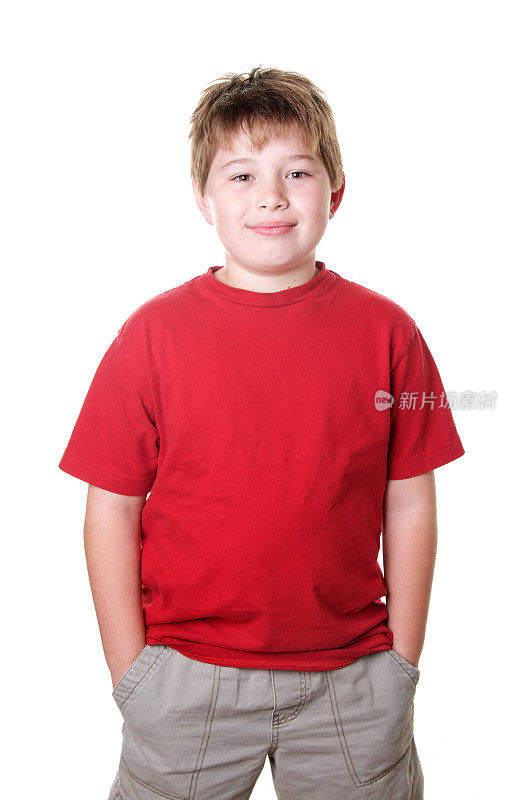 可爱的九岁男孩与一件红色的t恤