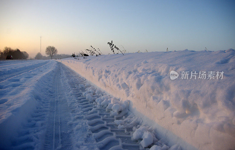 雪地上的足迹