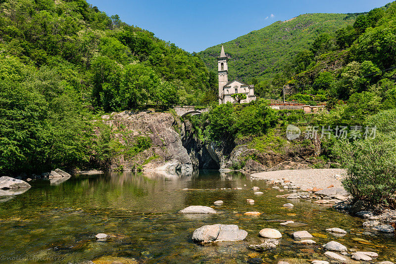 马焦雷湖的圣安娜教堂和坎诺比奥山谷