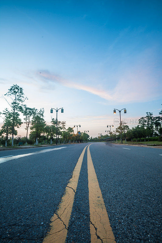 黄昏中的柏油路