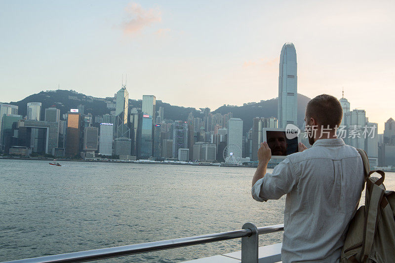 在香港，一名男子使用数码平板电脑