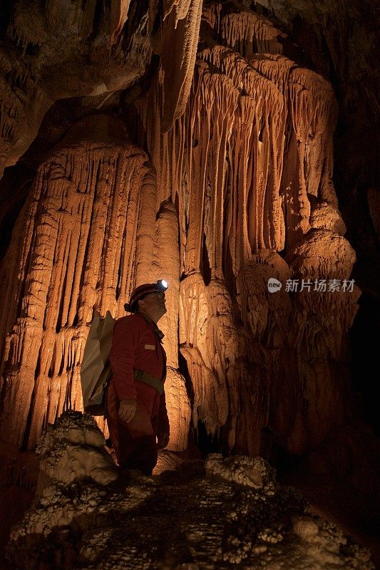 探察洞穴的人探索钟乳石