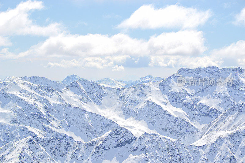 senales冰川上的雪山山峰