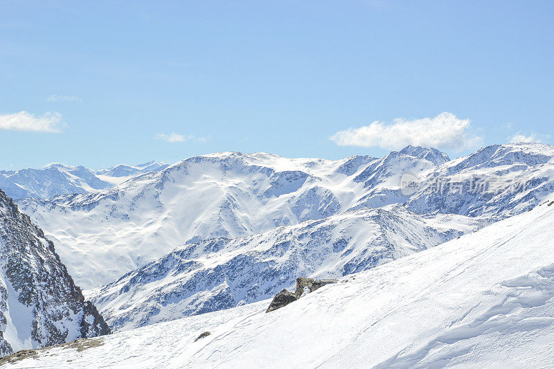 senales冰川上的雪山山峰