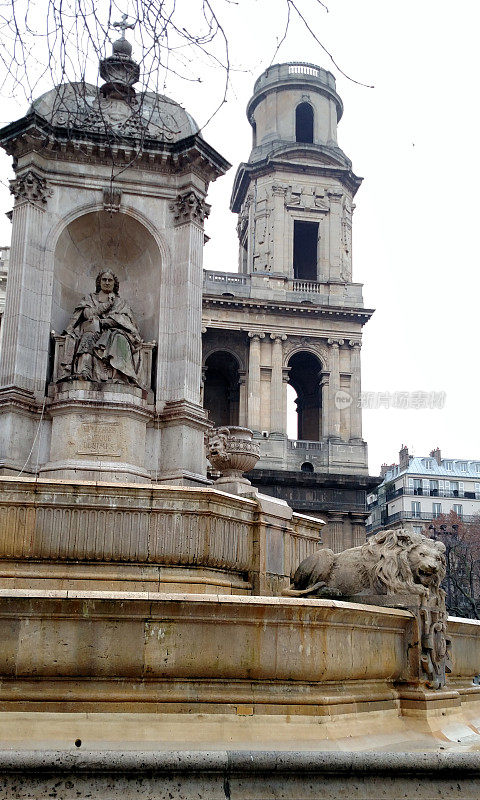 法国巴黎圣叙尔皮斯大教堂的喷泉雕塑