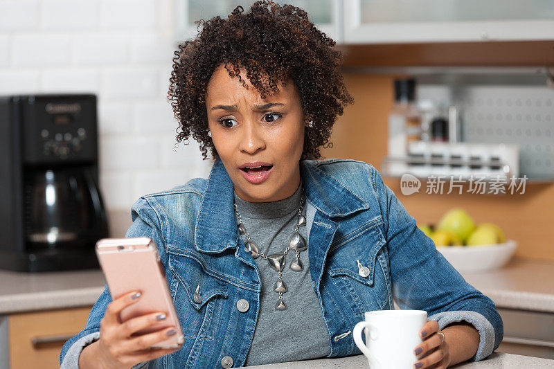 一位非裔美国妇女在手机上看到的东西让她震惊