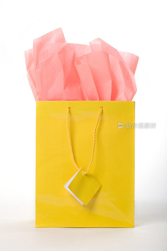 彩色的黄色礼品袋与标签孤立的白色背景