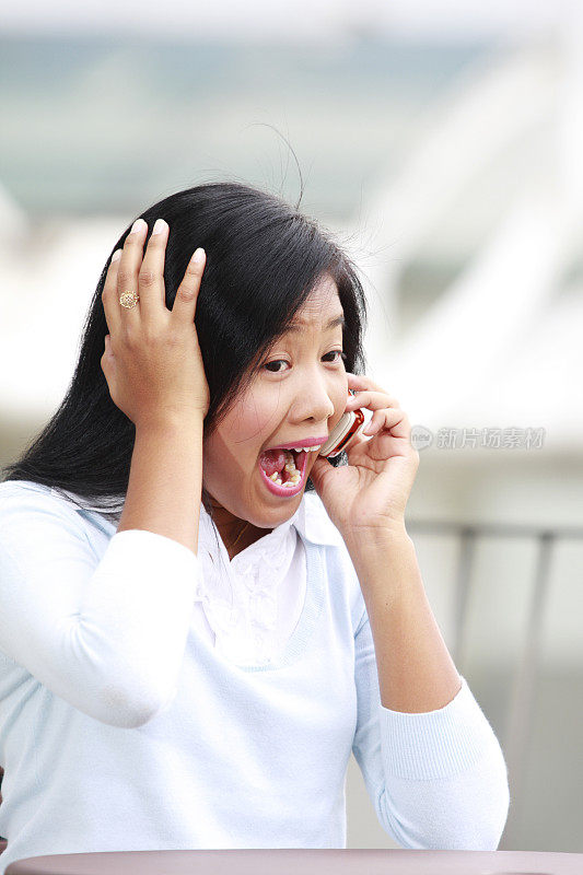 一个年轻的亚洲女人在打电话