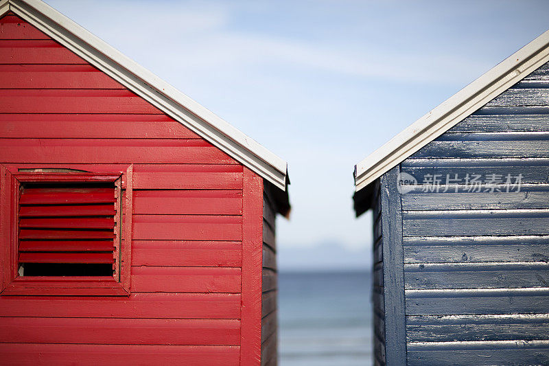 蓝色和红色海滩小屋
