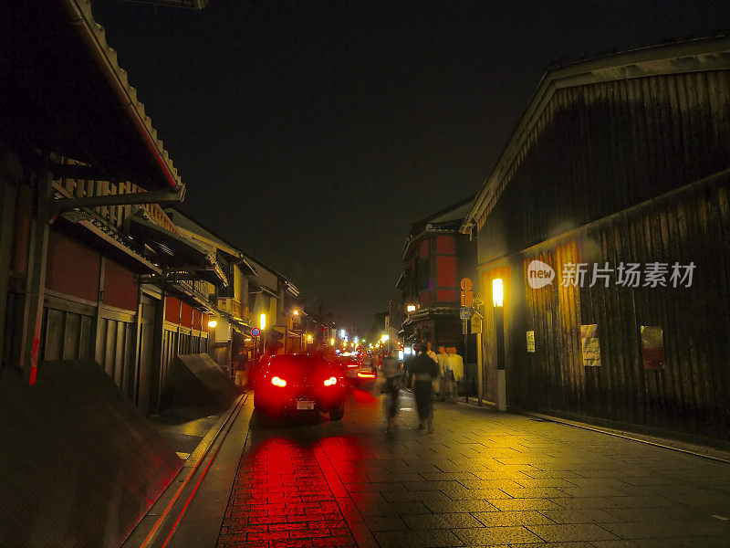 京都Gion夜生活中心的红色汽车