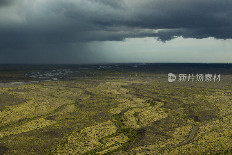 冰岛南部沙土(熔岩平原)上空的雷暴