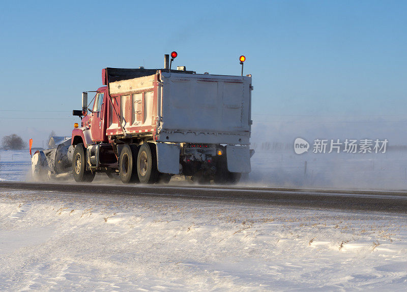 乡村公路上的扫雪机