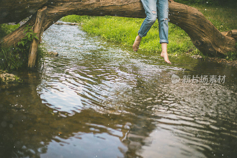 女人光着脚。河水。