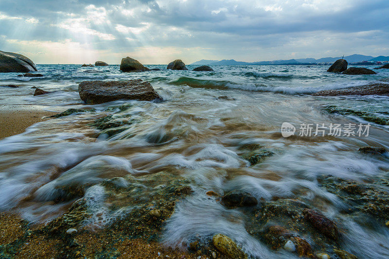 海滩和岩石