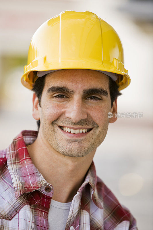 戴安全帽的年轻人建筑工人