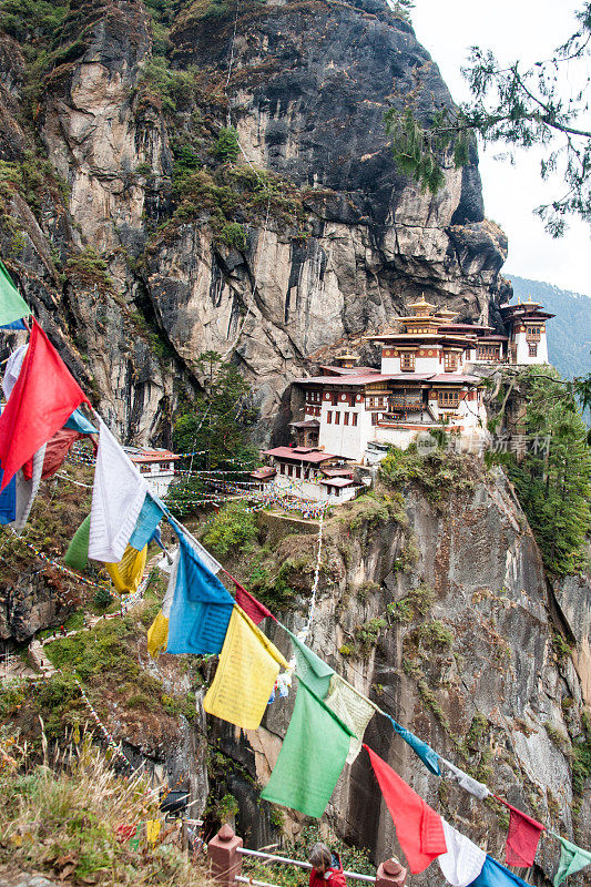 不丹虎穴寺和经幡旗