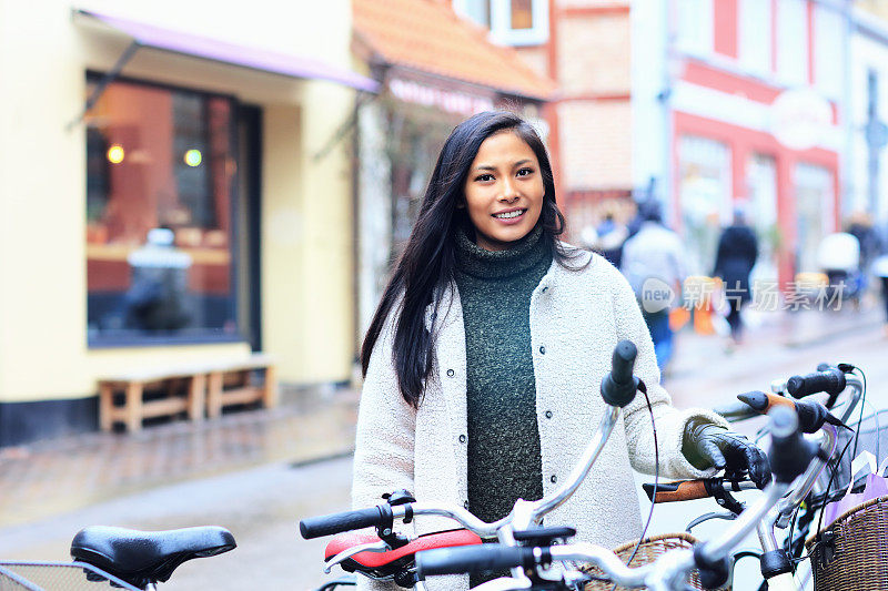 在瑞典赫尔辛堡骑自行车的微笑女人