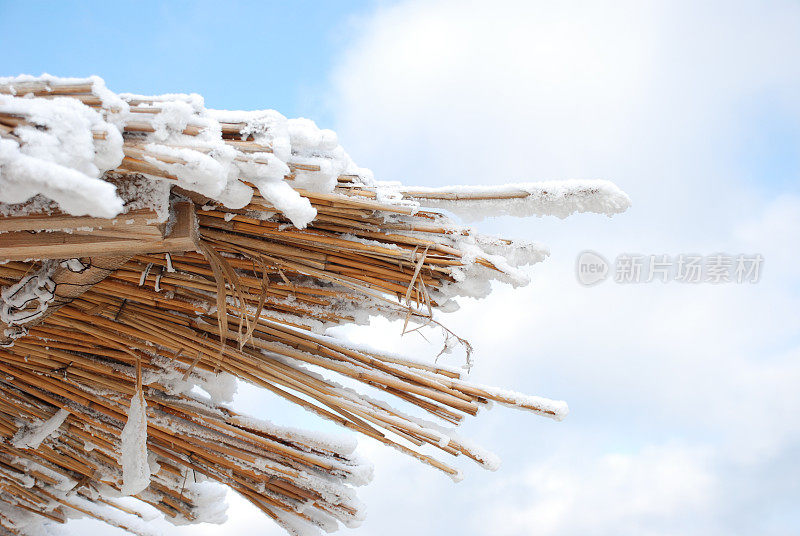 雪下的海滩雨棚